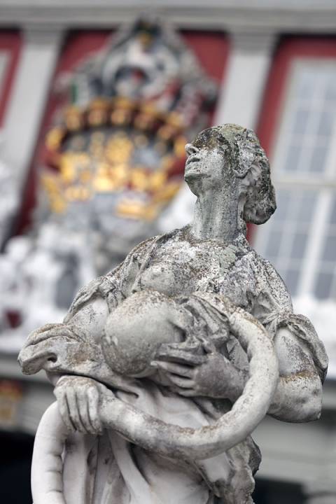 Bild: Schloss-Statue_Frau-mit-Schlange_Wolfenbuettel