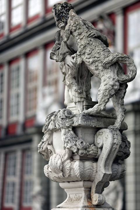 Bild: Schloss-Statue_Knabe-mit-Hund_Wolfenbuettel